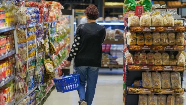 El consumo no repunta, volvió a retroceder y mostró una fuerte caída en los principales rubros
