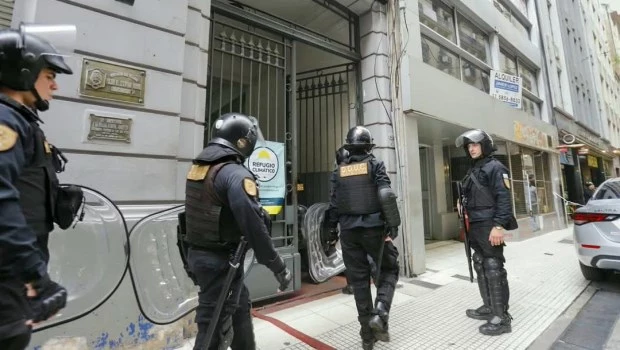 Liberaron al policía que estaba de rehén en una comisaría del microcentro porteño