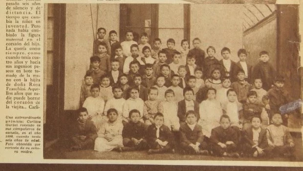 La controvertida fotografía escolar del cantor fue publicada en 1936.