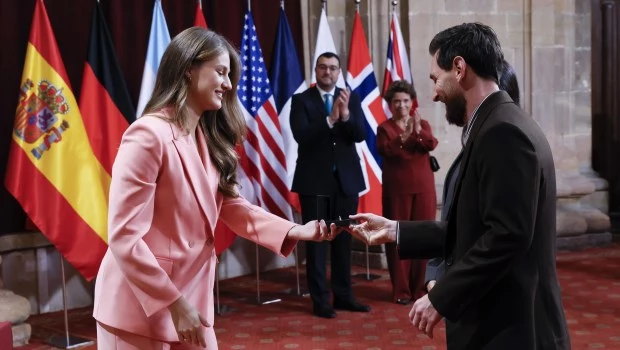 La Princesa Leonor entregó a Lionel Messi su insignia