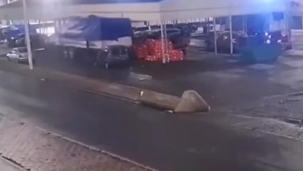 Una joven murió atropellada por el acoplado de un camión en el Mercado Central