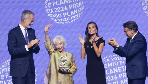 Una Isabel Allende eufórica recibe la distinción junto con los reyes de España y el director del grupo Planeta.