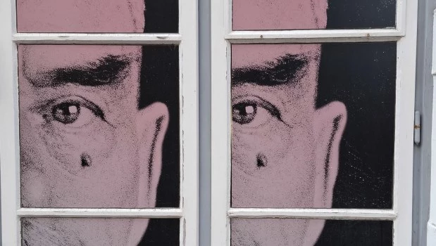 La foto de Thomas Mann asoma en una de las ventanas de la Casa Museo de Lübeck.