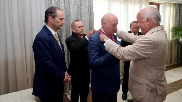 Condecoraron en Panamá a Martín Cabrales por su trayectoria empresarial