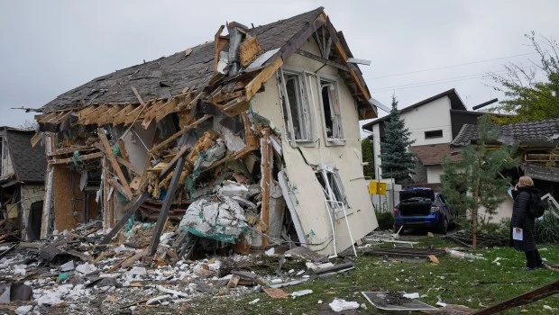 Una mujer observa una casa residencial destruida por un ataque con misiles rusos en Kiev (22 de octubre de 2026).