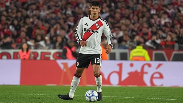 River se aprovechó de la crisis de Racing y se acomodó en la tabla