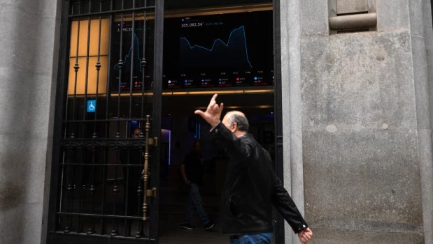 La Bolsa de San Pablo opera con fuertes bajas tras suspender las operaciones por una drástica caída