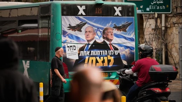 Un afiche de tono bélico del Likud con las caras de Netanyahu y Trump y la leyenda: “Tenemos una oportunidad de ganar”.