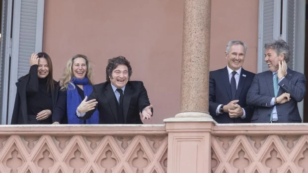 Milei salió al balcón de la Casa Rosada y evitó pronunciarse sobre Brasil