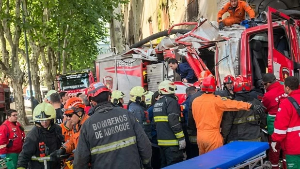 Causó diez heridos el choque de una autobomba contra un colectivo y un auto en Parque Patricios