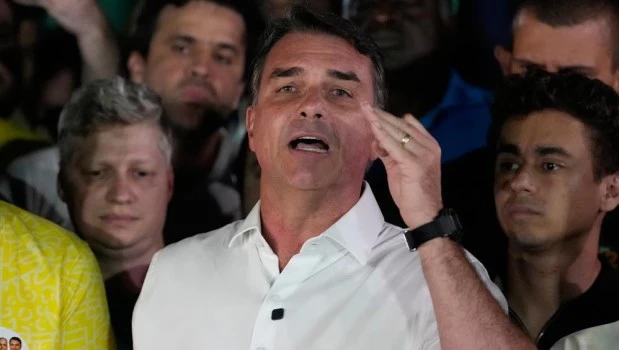 Investigan si Flávio Bolsonaro intentó viajar a Estados Unidos desde Argentina