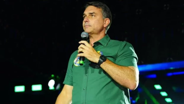 Aliados de Flávio Bolsonaro informaron que el senador viaja rumbo a Estados Unidos