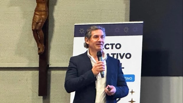 El especialista en educación Santiago Bellomo expuso sobre los dilemas pedagógicos y la urgencia de rescatar el rol humano ante el avance de la IA.