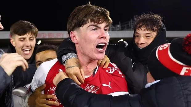 Los jugadores del Fleetwood Town celebraron con euforia el triunfo tras la tanda de penales.