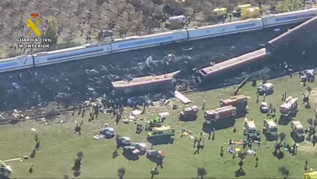 Al menos 50 muertos causó un choque de trenes en España