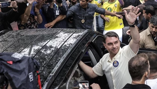 Migraciones informó que Flávio Bolsonaro ingresó anoche a las 23.30 a Puerto Iguazú