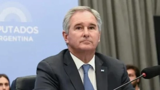 Piden interpelar a Quirno en Diputados por el paso de Flávio Bolsonaro por la Argentina