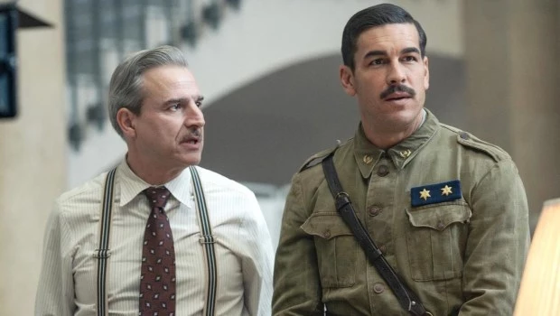 Asier Etxeandia y Mario Casas, puntales de un elenco contundente.
