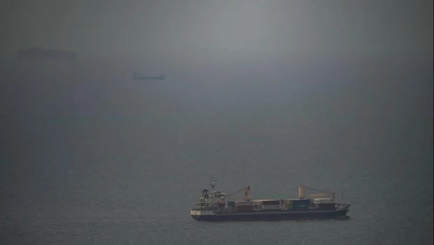 Un barco se incendia y se hunde en Ormuz en medio de tensión entre EEUU, Israel e Irán