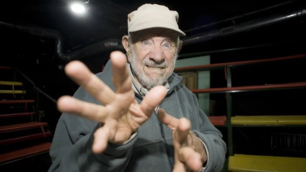 Norman, siempre Norman. A los 88 juega como un chico para las fotos. No busca homenajes, pero tampoco los rechaza. Foto: Gustavo Carabajal.