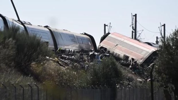 Según las primeras pericias, el choque entre los trenes en España ocurrió a una velocidad de entre 160 y 200 km/h