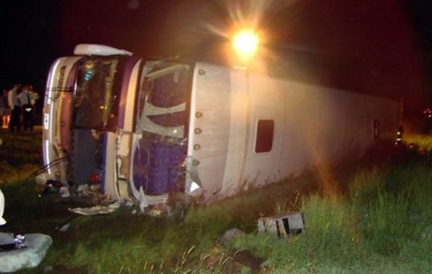 Tragedia en Córdoba: Seis muertos y 52 heridos al volcar un ómnibus