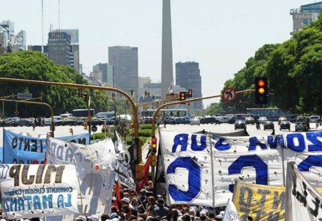 Piqueteros opositores al gobierno acampan en la 9 de Julio