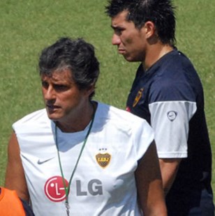 Volvió Medel y Alves ensayó variantes en defensa