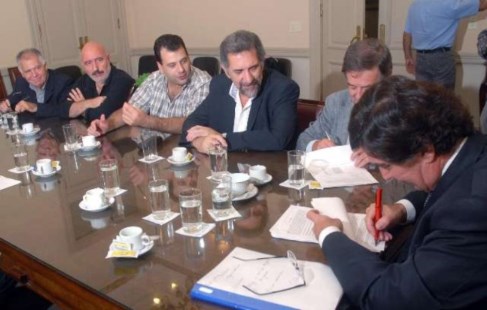 Los docentes universitarios acordaron una suba salarial