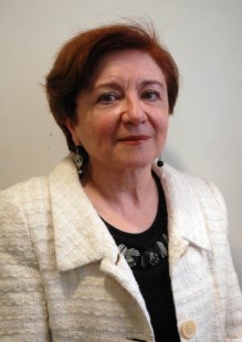 Una mujer en rojo punzó