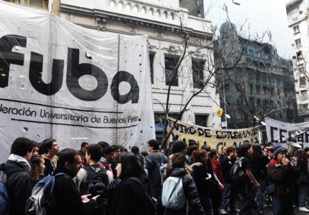 Estudiantes mantienen seis escuelas tomadas