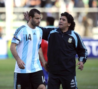 Mascherano reconoció que aún habla con Maradona, pero no de la Selección