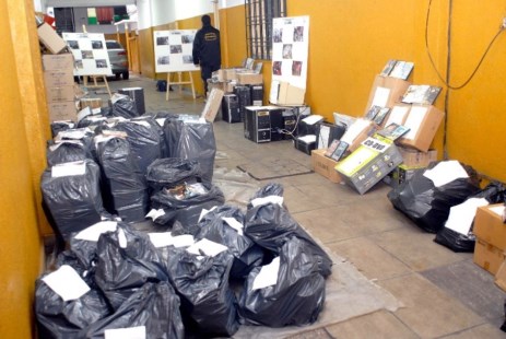 Secuestran miles de CD´s y DVD´s truchos y detienen a 16 personas