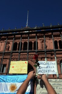 Una multitud homenajea a Kirchner en Plaza de Mayo - Política | Diario ...