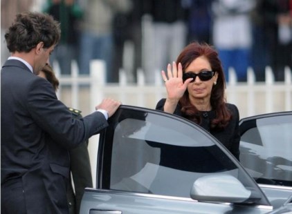 La primera encuesta tras la muerte de Kirchner muestra una imagen positiva del 70% para Cristina
