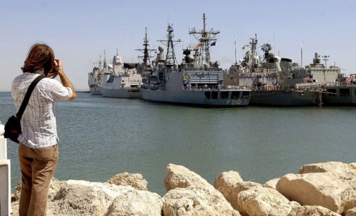 Los barcos de la OTAN comienzan a supervisar el embargo de armas a Libia