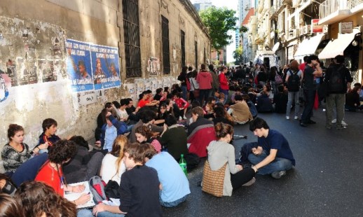 Alumnos, padres y docentes del Carlos Pellegrini protestan frente al Rectorado