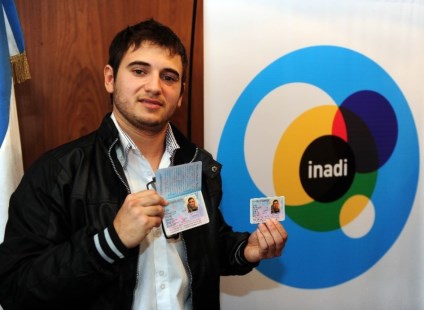 El Inadi le entregó un DNI a un joven que padece disforia de género