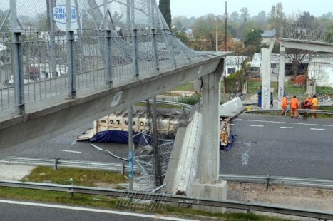 Un camión derribó un puente peatonal en la Panamericana - Actualidad ...
