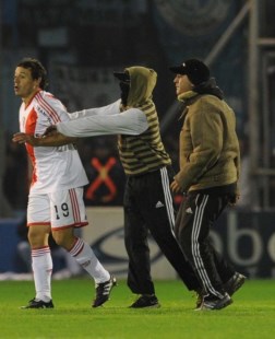 Hinchas de River invadieron el campo y agredieron a los jugadores