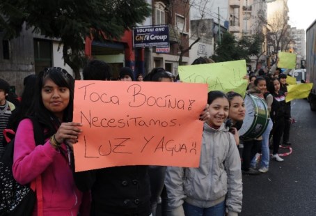 Estudiantes y docentes de la escuela Bernardino Rivadavia marcharán al ministerio de Educación porteño