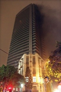 Un incendio en las torres gemelas de Hanoi obligó a evacuar los edificios