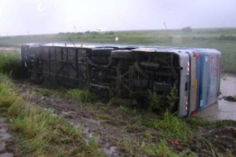 Una mujer murió y otras 16 personas sufrieron heridas al volcar un ómnibus en la ruta 34 