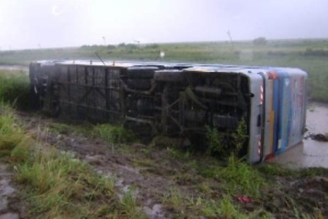 Una mujer murió y otras 16 personas sufrieron heridas al volcar un ómnibus en la ruta 34