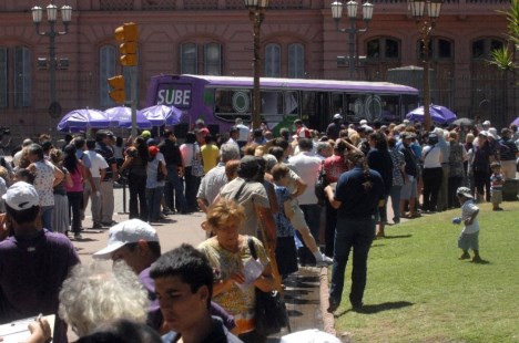 Hubo largas colas para sacar la tarjeta SUBE en lugares que finalmente no se habilitaron
