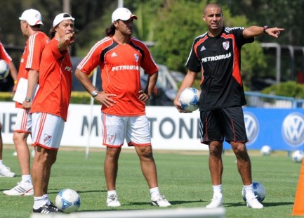 Almeyda paró una línea de tres en el fondo