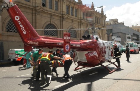 Dos niños que fueron rescatados del tren fueron trasladados en helicóptero al Hospital de Niños