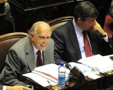 Gil Lavedra criticó a Aguad por no acatar la postura del bloque de la UCR