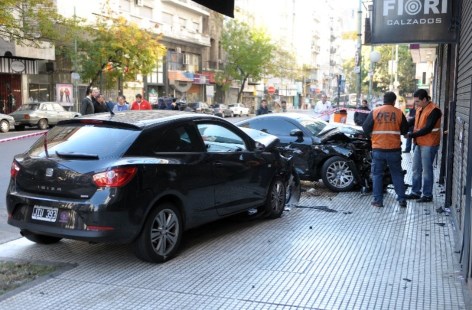Dos heridos al chocar tres autos en la zona de Once