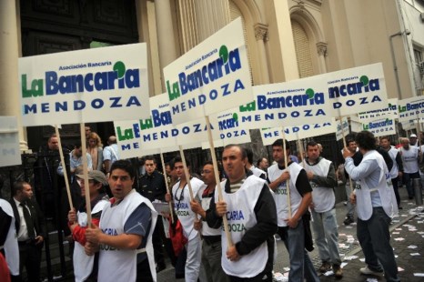 Masiva marcha de bancarios porteños en reclamo de un aumento salarial